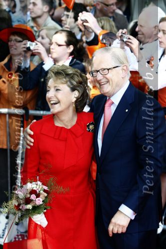 Apeldoorn 30 april 2009
Koninginnedag 2009 in apeldoorn met Koningin Beatrix Pieter v Vollenhoven Prinses Margriet Maxima Prins Willem Alexander Prins Constantijn Prinses Laurentien Prinses Mabel Prins Friso Prins Maurits Prinses Marilene Prins Pieter Christiaan Prinses Anita Prins Floris een zwangere Prinses Aimee en Prinses Annette. s middags probeerde een dwaas een aanslag te plegen op de koninklijke familie waarbij meerdere doden vielen.
Peter Smulders bv