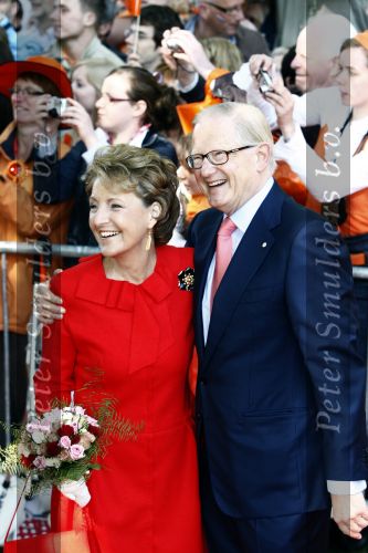 Apeldoorn 30 april 2009
Koninginnedag 2009 in apeldoorn met Koningin Beatrix Pieter v Vollenhoven Prinses Margriet Maxima Prins Willem Alexander Prins Constantijn Prinses Laurentien Prinses Mabel Prins Friso Prins Maurits Prinses Marilene Prins Pieter Christiaan Prinses Anita Prins Floris een zwangere Prinses Aimee en Prinses Annette. s middags probeerde een dwaas een aanslag te plegen op de koninklijke familie waarbij meerdere doden vielen.
Peter Smulders bv