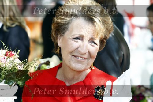 Apeldoorn 30 april 2009
Koninginnedag 2009 in apeldoorn met Koningin Beatrix Pieter v Vollenhoven Prinses Margriet Maxima Prins Willem Alexander Prins Constantijn Prinses Laurentien Prinses Mabel Prins Friso Prins Maurits Prinses Marilene Prins Pieter Christiaan Prinses Anita Prins Floris een zwangere Prinses Aimee en Prinses Annette. s middags probeerde een dwaas een aanslag te plegen op de koninklijke familie waarbij meerdere doden vielen.
Peter Smulders bv