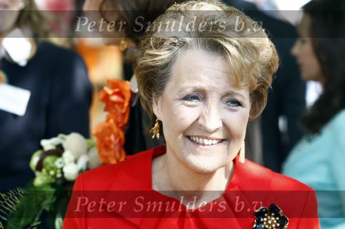Apeldoorn 30 april 2009
Koninginnedag 2009 in apeldoorn met Koningin Beatrix Pieter v Vollenhoven Prinses Margriet Maxima Prins Willem Alexander Prins Constantijn Prinses Laurentien Prinses Mabel Prins Friso Prins Maurits Prinses Marilene Prins Pieter Christiaan Prinses Anita Prins Floris een zwangere Prinses Aimee en Prinses Annette. s middags probeerde een dwaas een aanslag te plegen op de koninklijke familie waarbij meerdere doden vielen.
Peter Smulders bv