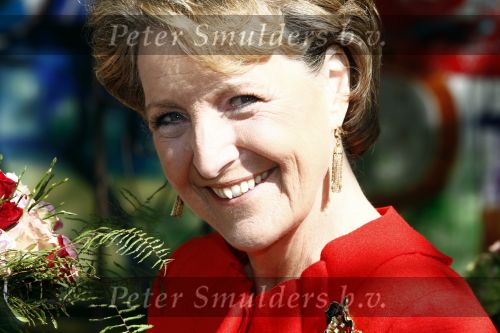 Apeldoorn 30 april 2009
Koninginnedag 2009 in apeldoorn met Koningin Beatrix Pieter v Vollenhoven Prinses Margriet Maxima Prins Willem Alexander Prins Constantijn Prinses Laurentien Prinses Mabel Prins Friso Prins Maurits Prinses Marilene Prins Pieter Christiaan Prinses Anita Prins Floris een zwangere Prinses Aimee en Prinses Annette. s middags probeerde een dwaas een aanslag te plegen op de koninklijke familie waarbij meerdere doden vielen.
Peter Smulders bv