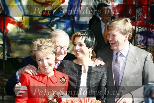 Apeldoorn 30 april 2009
Koninginnedag 2009 in apeldoorn met Koningin Beatrix Pieter v Vollenhoven Prinses Margriet Maxima Prins Willem Alexander Prins Constantijn Prinses Laurentien Prinses Mabel Prins Friso Prins Maurits Prinses Marilene Prins Pieter Christiaan Prinses Anita Prins Floris een zwangere Prinses Aimee en Prinses Annette. s middags probeerde een dwaas een aanslag te plegen op de koninklijke familie waarbij meerdere doden vielen.
Peter Smulders bv