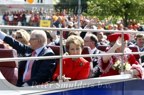 Apeldoorn 30 april 2009
Koninginnedag 2009 in apeldoorn met Koningin Beatrix Pieter v Vollenhoven Prinses Margriet Maxima Prins Willem Alexander Prins Constantijn Prinses Laurentien Prinses Mabel Prins Friso Prins Maurits Prinses Marilene Prins Pieter Christiaan Prinses Anita Prins Floris een zwangere Prinses Aimee en Prinses Annette. s middags probeerde een dwaas een aanslag te plegen op de koninklijke familie waarbij meerdere doden vielen.
Peter Smulders bv