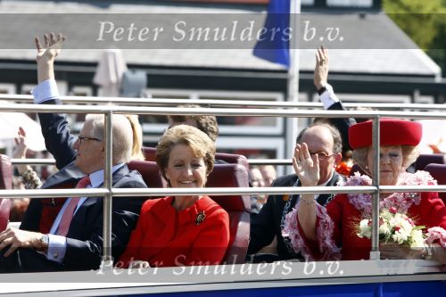 Apeldoorn 30 april 2009
Koninginnedag 2009 in apeldoorn met Koningin Beatrix Pieter v Vollenhoven Prinses Margriet Maxima Prins Willem Alexander Prins Constantijn Prinses Laurentien Prinses Mabel Prins Friso Prins Maurits Prinses Marilene Prins Pieter Christiaan Prinses Anita Prins Floris een zwangere Prinses Aimee en Prinses Annette. s middags probeerde een dwaas een aanslag te plegen op de koninklijke familie waarbij meerdere doden vielen.
Peter Smulders bv