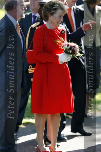 Apeldoorn 30 april 2009
Koninginnedag 2009 in apeldoorn met Koningin Beatrix Pieter v Vollenhoven Prinses Margriet Maxima Prins Willem Alexander Prins Constantijn Prinses Laurentien Prinses Mabel Prins Friso Prins Maurits Prinses Marilene Prins Pieter Christiaan Prinses Anita Prins Floris een zwangere Prinses Aimee en Prinses Annette. s middags probeerde een dwaas een aanslag te plegen op de koninklijke familie waarbij meerdere doden vielen.
Peter Smulders bv