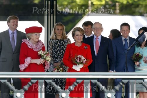 Apeldoorn 30 april 2009
Koninginnedag 2009 in apeldoorn met Koningin Beatrix Pieter v Vollenhoven Prinses Margriet Maxima Prins Willem Alexander Prins Constantijn Prinses Laurentien Prinses Mabel Prins Friso Prins Maurits Prinses Marilene Prins Pieter Christiaan Prinses Anita Prins Floris een zwangere Prinses Aimee en Prinses Annette. s middags probeerde een dwaas een aanslag te plegen op de koninklijke familie waarbij meerdere doden vielen.
Peter Smulders bv