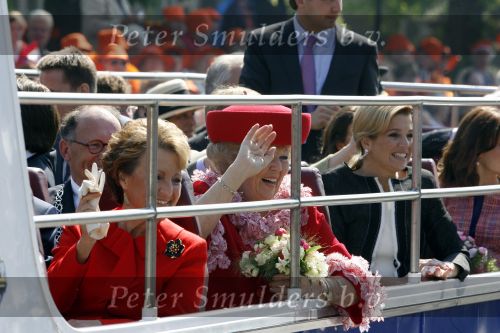Apeldoorn 30 april 2009
Koninginnedag 2009 in apeldoorn met Koningin Beatrix Pieter v Vollenhoven Prinses Margriet Maxima Prins Willem Alexander Prins Constantijn Prinses Laurentien Prinses Mabel Prins Friso Prins Maurits Prinses Marilene Prins Pieter Christiaan Prinses Anita Prins Floris een zwangere Prinses Aimee en Prinses Annette. s middags probeerde een dwaas een aanslag te plegen op de koninklijke familie waarbij meerdere doden vielen.
Peter Smulders bv