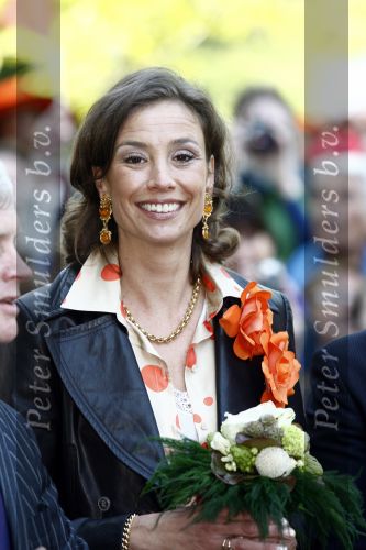 Apeldoorn 30 april 2009
Koninginnedag 2009 in apeldoorn met Koningin Beatrix Pieter v Vollenhoven Prinses Margriet Maxima Prins Willem Alexander Prins Constantijn Prinses Laurentien Prinses Mabel Prins Friso Prins Maurits Prinses Marilene Prins Pieter Christiaan Prinses Anita Prins Floris een zwangere Prinses Aimee en Prinses Annette. s middags probeerde een dwaas een aanslag te plegen op de koninklijke familie waarbij meerdere doden vielen.
Peter Smulders bv