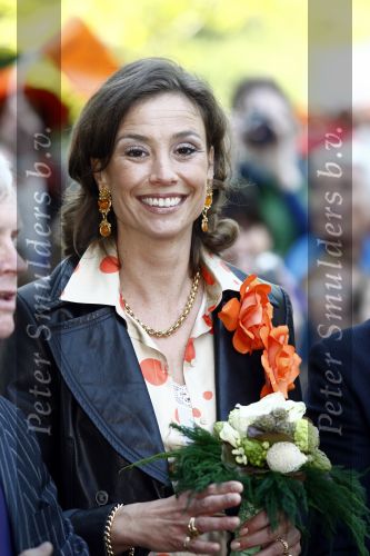 Apeldoorn 30 april 2009
Koninginnedag 2009 in apeldoorn met Koningin Beatrix Pieter v Vollenhoven Prinses Margriet Maxima Prins Willem Alexander Prins Constantijn Prinses Laurentien Prinses Mabel Prins Friso Prins Maurits Prinses Marilene Prins Pieter Christiaan Prinses Anita Prins Floris een zwangere Prinses Aimee en Prinses Annette. s middags probeerde een dwaas een aanslag te plegen op de koninklijke familie waarbij meerdere doden vielen.
Peter Smulders bv