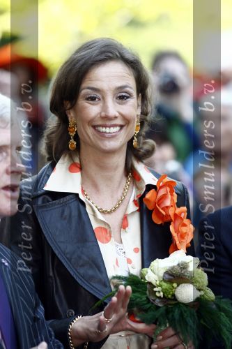 Apeldoorn 30 april 2009
Koninginnedag 2009 in apeldoorn met Koningin Beatrix Pieter v Vollenhoven Prinses Margriet Maxima Prins Willem Alexander Prins Constantijn Prinses Laurentien Prinses Mabel Prins Friso Prins Maurits Prinses Marilene Prins Pieter Christiaan Prinses Anita Prins Floris een zwangere Prinses Aimee en Prinses Annette. s middags probeerde een dwaas een aanslag te plegen op de koninklijke familie waarbij meerdere doden vielen.
Peter Smulders bv