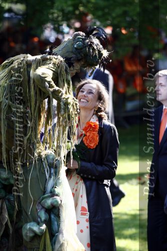 Apeldoorn 30 april 2009
Koninginnedag 2009 in apeldoorn met Koningin Beatrix Pieter v Vollenhoven Prinses Margriet Maxima Prins Willem Alexander Prins Constantijn Prinses Laurentien Prinses Mabel Prins Friso Prins Maurits Prinses Marilene Prins Pieter Christiaan Prinses Anita Prins Floris een zwangere Prinses Aimee en Prinses Annette. s middags probeerde een dwaas een aanslag te plegen op de koninklijke familie waarbij meerdere doden vielen.
Peter Smulders bv