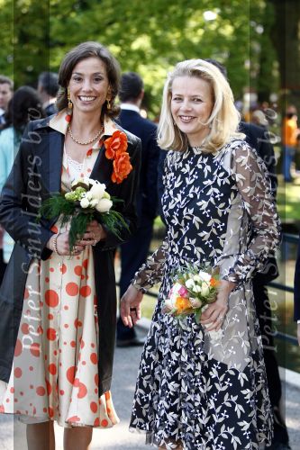 Apeldoorn 30 april 2009
Koninginnedag 2009 in apeldoorn met Koningin Beatrix Pieter v Vollenhoven Prinses Margriet Maxima Prins Willem Alexander Prins Constantijn Prinses Laurentien Prinses Mabel Prins Friso Prins Maurits Prinses Marilene Prins Pieter Christiaan Prinses Anita Prins Floris een zwangere Prinses Aimee en Prinses Annette. s middags probeerde een dwaas een aanslag te plegen op de koninklijke familie waarbij meerdere doden vielen.
Peter Smulders bv