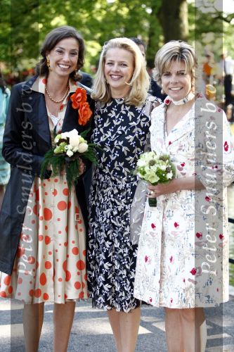 Apeldoorn 30 april 2009
Koninginnedag 2009 in apeldoorn met Koningin Beatrix Pieter v Vollenhoven Prinses Margriet Maxima Prins Willem Alexander Prins Constantijn Prinses Laurentien Prinses Mabel Prins Friso Prins Maurits Prinses Marilene Prins Pieter Christiaan Prinses Anita Prins Floris een zwangere Prinses Aimee en Prinses Annette. s middags probeerde een dwaas een aanslag te plegen op de koninklijke familie waarbij meerdere doden vielen.
Peter Smulders bv