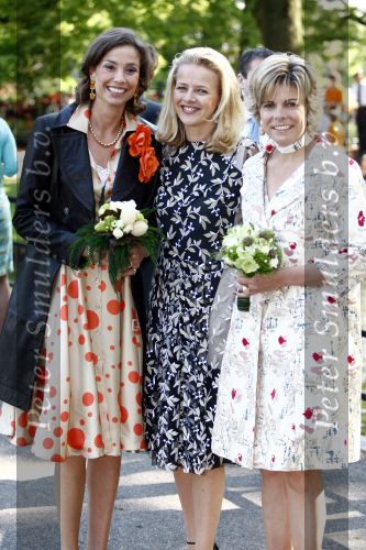 Apeldoorn 30 april 2009
Koninginnedag 2009 in apeldoorn met Koningin Beatrix Pieter v Vollenhoven Prinses Margriet Maxima Prins Willem Alexander Prins Constantijn Prinses Laurentien Prinses Mabel Prins Friso Prins Maurits Prinses Marilene Prins Pieter Christiaan Prinses Anita Prins Floris een zwangere Prinses Aimee en Prinses Annette. s middags probeerde een dwaas een aanslag te plegen op de koninklijke familie waarbij meerdere doden vielen.
Peter Smulders bv