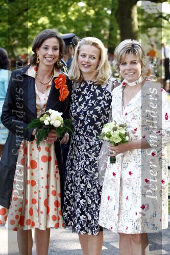 Apeldoorn 30 april 2009
Koninginnedag 2009 in apeldoorn met Koningin Beatrix Pieter v Vollenhoven Prinses Margriet Maxima Prins Willem Alexander Prins Constantijn Prinses Laurentien Prinses Mabel Prins Friso Prins Maurits Prinses Marilene Prins Pieter Christiaan Prinses Anita Prins Floris een zwangere Prinses Aimee en Prinses Annette. s middags probeerde een dwaas een aanslag te plegen op de koninklijke familie waarbij meerdere doden vielen.
Peter Smulders bv