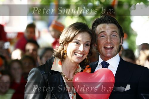 Apeldoorn 30 april 2009
Koninginnedag 2009 in apeldoorn met Koningin Beatrix Pieter v Vollenhoven Prinses Margriet Maxima Prins Willem Alexander Prins Constantijn Prinses Laurentien Prinses Mabel Prins Friso Prins Maurits Prinses Marilene Prins Pieter Christiaan Prinses Anita Prins Floris een zwangere Prinses Aimee en Prinses Annette. s middags probeerde een dwaas een aanslag te plegen op de koninklijke familie waarbij meerdere doden vielen.
Peter Smulders bv