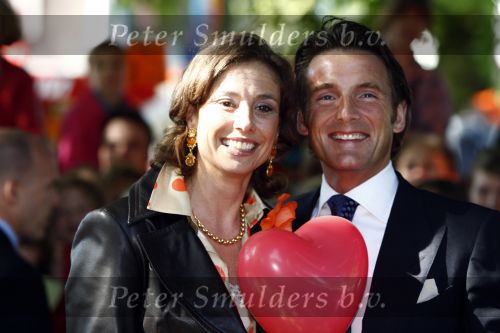Apeldoorn 30 april 2009
Koninginnedag 2009 in apeldoorn met Koningin Beatrix Pieter v Vollenhoven Prinses Margriet Maxima Prins Willem Alexander Prins Constantijn Prinses Laurentien Prinses Mabel Prins Friso Prins Maurits Prinses Marilene Prins Pieter Christiaan Prinses Anita Prins Floris een zwangere Prinses Aimee en Prinses Annette. s middags probeerde een dwaas een aanslag te plegen op de koninklijke familie waarbij meerdere doden vielen.
Peter Smulders bv