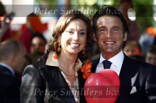 Apeldoorn 30 april 2009
Koninginnedag 2009 in apeldoorn met Koningin Beatrix Pieter v Vollenhoven Prinses Margriet Maxima Prins Willem Alexander Prins Constantijn Prinses Laurentien Prinses Mabel Prins Friso Prins Maurits Prinses Marilene Prins Pieter Christiaan Prinses Anita Prins Floris een zwangere Prinses Aimee en Prinses Annette. s middags probeerde een dwaas een aanslag te plegen op de koninklijke familie waarbij meerdere doden vielen.
Peter Smulders bv