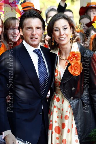 Apeldoorn 30 april 2009
Koninginnedag 2009 in apeldoorn met Koningin Beatrix Pieter v Vollenhoven Prinses Margriet Maxima Prins Willem Alexander Prins Constantijn Prinses Laurentien Prinses Mabel Prins Friso Prins Maurits Prinses Marilene Prins Pieter Christiaan Prinses Anita Prins Floris een zwangere Prinses Aimee en Prinses Annette. s middags probeerde een dwaas een aanslag te plegen op de koninklijke familie waarbij meerdere doden vielen.
Peter Smulders bv