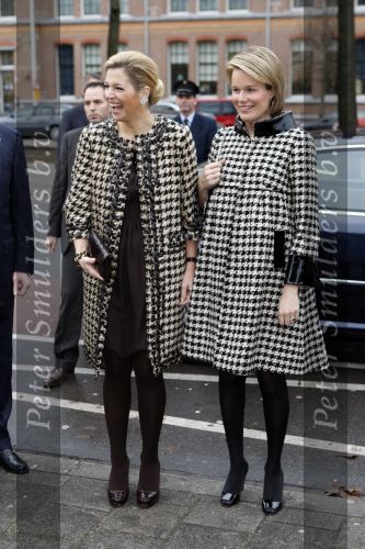 Den Haag 4 december 2007
Prinses Maxima en prinses Mathilde van Belgie bij de presentatie van een boek over kunst in museum Den Haag. Maxima en Mathilde dragen allebei ongeveer dezelfde kleding/outfit.