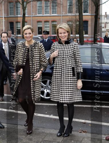 Den Haag 4 december 2007
Prinses Maxima en prinses Mathilde van Belgie bij de presentatie van een boek over kunst in museum Den Haag. Maxima en Mathilde dragen allebei ongeveer dezelfde kleding/outfit.