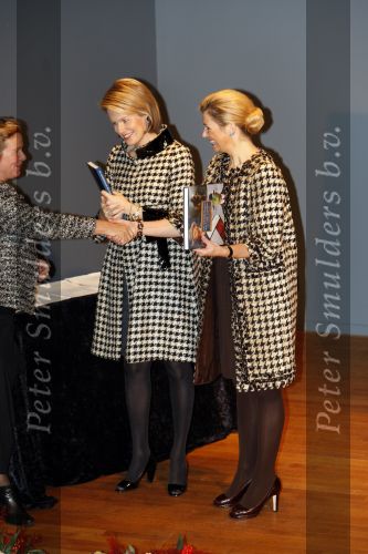 Den Haag 4 december 2007
Prinses Maxima en prinses Mathilde van Belgie bij de presentatie van een boek over kunst in museum Den Haag. Maxima en Mathilde dragen allebei ongeveer dezelfde kleding/outfit.