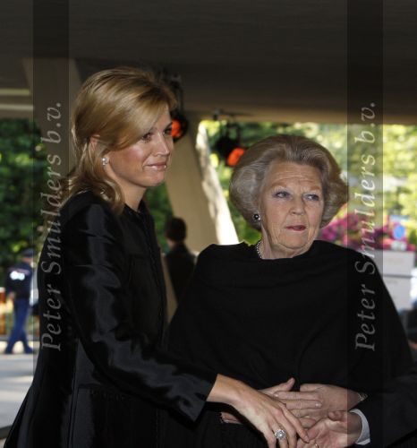 Apeldoorn, 8 Mei 2009
Speciale Herdenkingsdienst voor de slachtoffers van de ramp op Koninginnedag
Veel Politie, overal afzettingen met grote betonblokken.
Prinses Maxima
Foto Peter Smulders