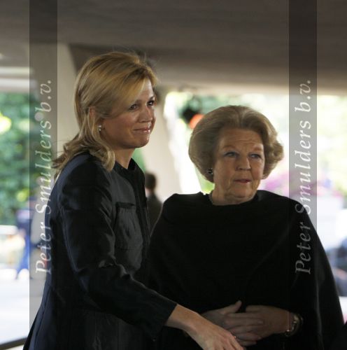 Apeldoorn, 8 Mei 2009
Speciale Herdenkingsdienst voor de slachtoffers van de ramp op Koninginnedag
Veel Politie, overal afzettingen met grote betonblokken.
Prinses Maxima
Foto Peter Smulders