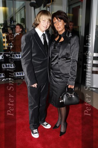 Rotterdam 16 december 2007
premiere Evita in het nieuwe Luxor theater. Rachel Hazes met zoon Andre jr