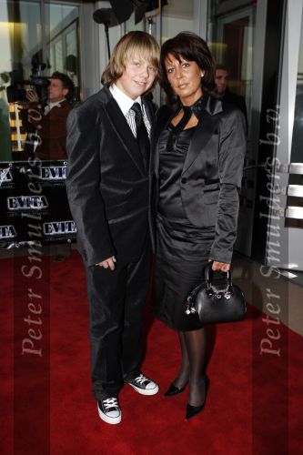 Rotterdam 16 december 2007
premiere Evita in het nieuwe Luxor theater. Rachel Hazes met zoon Andre jr