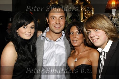 Vinkeveen 18 januari 2009
Roxeanne Hazes viert haar 16 e verjaardag in Roekz in Vinkeveen. raChel met vriend en Roxeanne en Andre jr
Peter Smulders bv