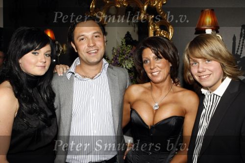 Vinkeveen 18 januari 2009
Roxeanne Hazes viert haar 16 e verjaardag in Roekz in Vinkeveen. raChel met vriend en Roxeanne en Andre jr
Peter Smulders bv