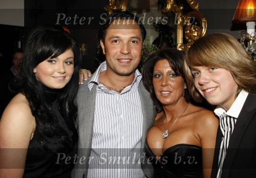 Vinkeveen 18 januari 2009
Roxeanne Hazes viert haar 16 e verjaardag in Roekz in Vinkeveen. raChel met vriend en Roxeanne en Andre jr
Peter Smulders bv