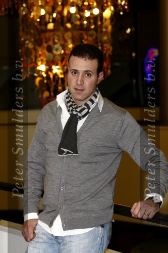 Breda 11 februari 2009
De marokaanse zanger Rachid bij hotel Princeville.
Peter Smulders bv