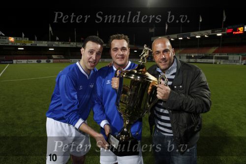 Volendam 24 maart 2009
Artiesten volendam waaronder Jan Smit en Simon Keizer voetballen in het stadion van Volendam tegen oa Mental Theo nabuurs Grad Damen en Rashid. Dick Jol is de scheidsrechter. Uiteindelijk wint brabant met 2-4
Peter Smulders bv