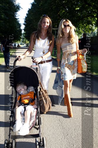 Basel 21 juni 2008
Nederland speelt in de kawrt finale op de ek tegen Rusland. In Basel lopen 150000 supporters van Nederland en maken er een feestje van.  Sylvie v d Vaart en Ramona Snijder met haar zoontje