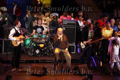 Amsterdam 17 december 2007
Tros Kerstcircus bij afrika afrika . Ramses Shaffy en alderliefste