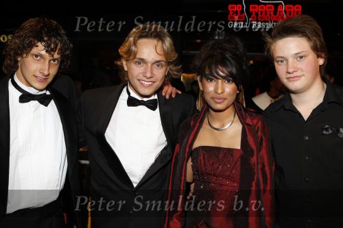 Amsterdam 19 november 2007
Premiere van de scheepsjongens van de bontekoe in tuschinski. vlnr Martijn Hendricks Pim Wessels  Reena Giasi en Billy Zomerdijk