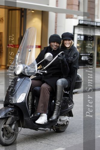 Amsterdam 8 januari 2008
Regilio Tuur met vriendin Josh op vespa scooter op de pc hooftstraat.