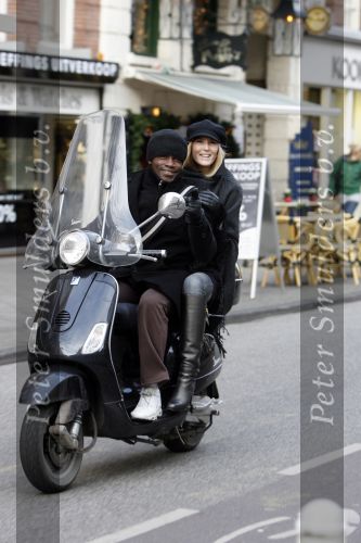 Amsterdam 8 januari 2008
Regilio Tuur met vriendin Josh op vespa scooter op de pc hooftstraat.