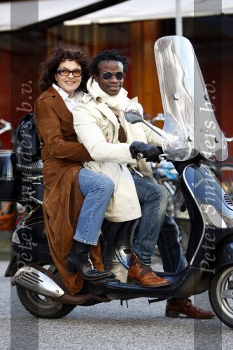 Amsterdam 12 februari 2008
Mylene de la Haye met Regilio Tuur op vespa scooter op de pc hooftstraat.
Peter Smulders bv