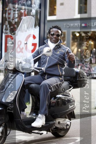 Amsterdam 12 oktober 2007
Regilio Tuur op zijn vespa scooter op de pc hooftstraat.