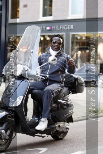 Amsterdam 12 oktober 2007
Regilio Tuur op zijn vespa scooter op de pc hooftstraat.