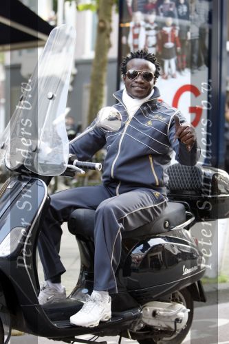 Amsterdam 12 oktober 2007
Regilio Tuur op zijn vespa scooter op de pc hooftstraat.