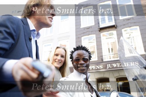 Amsterdam 13 oktober 2007
Jort Kelder met gsm op de pc hooftstraat . Jort heeft opnames voor een programma over amsterdam zuid. Regilio Tuur met zijn vriendin Josh