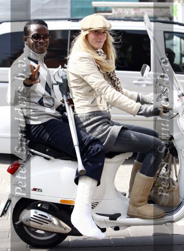 Amsterdam 21 april 2008
Regilio Tuur met vriendin Josh op vespa scooter met been in het gips en krukken.
Peter Smulders bv