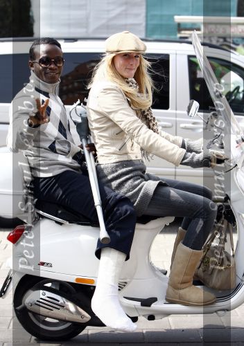 Amsterdam 21 april 2008
Regilio Tuur met vriendin Josh op vespa scooter met been in het gips en krukken.
Peter Smulders bv