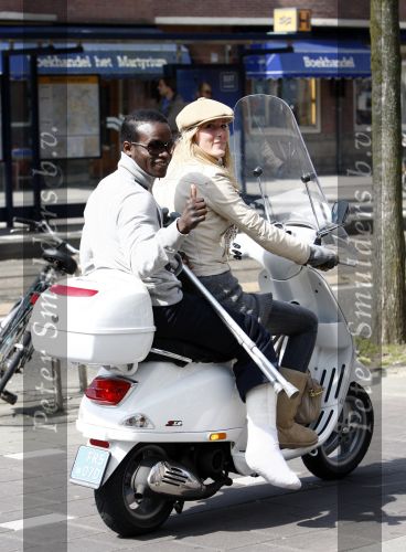 Amsterdam 21 april 2008
Regilio Tuur met vriendin Josh op vespa scooter met been in het gips en krukken.
Peter Smulders bv