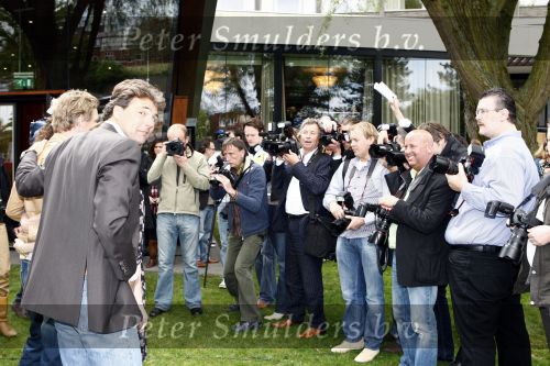 Amsterdam 23 april 2009
Persconferentie ivm de film er komt een vrouw bij de dokter naar het boek van Kluun bij het Hilton. Reinout Oerlemans gaat het regisseren en Anna Drijver Carice v Houten en Barry Atsma gaan de hoofdrollen spelen.
Peter Smulders bv