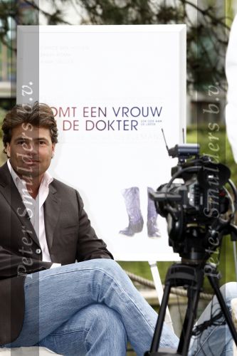 Amsterdam 23 april 2009
Persconferentie ivm de film er komt een vrouw bij de dokter naar het boek van Kluun bij het Hilton. Reinout Oerlemans gaat het regisseren en Anna Drijver Carice v Houten en Barry Atsma gaan de hoofdrollen spelen.
Peter Smulders bv